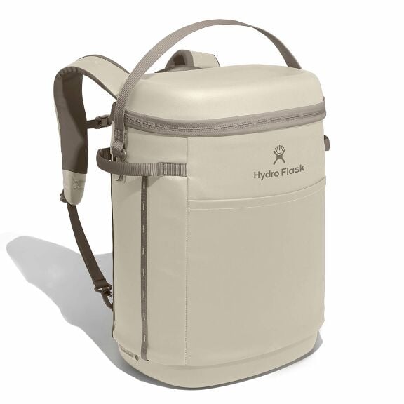 carryouttm-backpack-22-l-g8 18pco114-carryout-backpack-22l-oat-angled_1.jpg