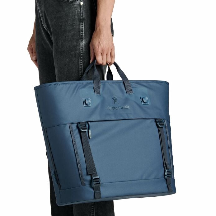 carryouttm-soft-cooler-tote-30-l-t6 250815_hydro_s26_hb_14619_2.jpg