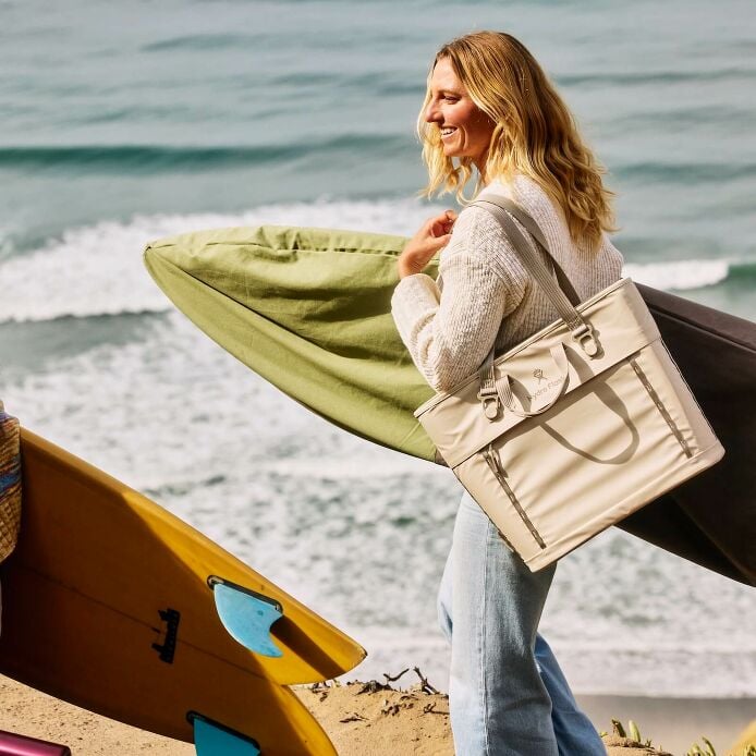 carryouttm-soft-cooler-tote-20-l-k8 hf_carryout_bouwer_d1_l1_torrey_pines_lifestyle_1142_1_1.jpg