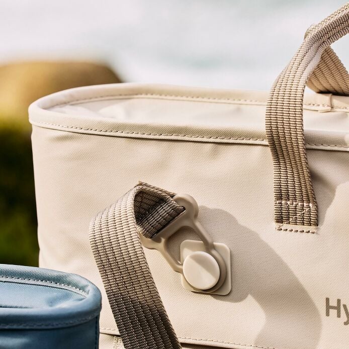 carryouttm-soft-cooler-tote-20-l-k8 hf_carryout_bouwer_d1_l1_torrey_pines_still_life_0123_9.jpg