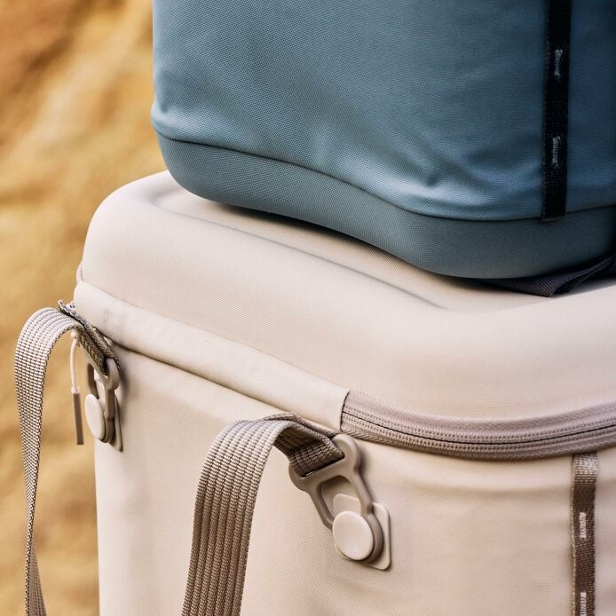 carryouttm-soft-cooler-15-l-m9 hf_carryout_bouwer_d1_l1_torrey_pines_still_life_0381_6.jpg