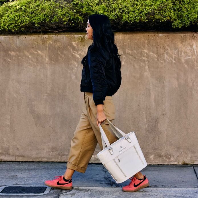 carryouttm-soft-cooler-tote-10-l-e8 hf_carryout_bouwer_d2_l1_stone_steps_0131_3.jpg