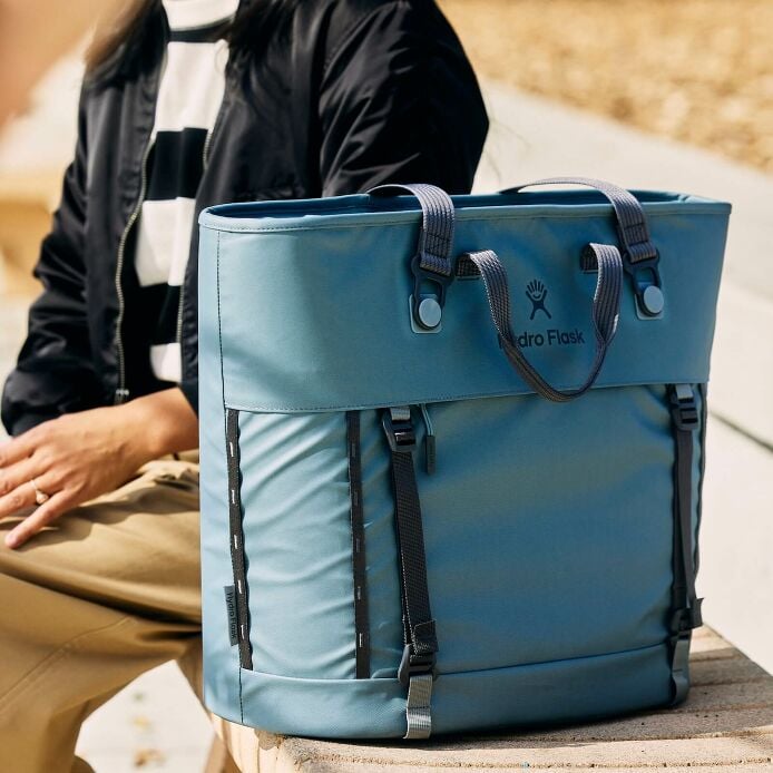 carryouttm-soft-cooler-tote-30-l-t6 hf_carryout_bouwer_d2_l2_parking_soccer_1930_1_1.jpg