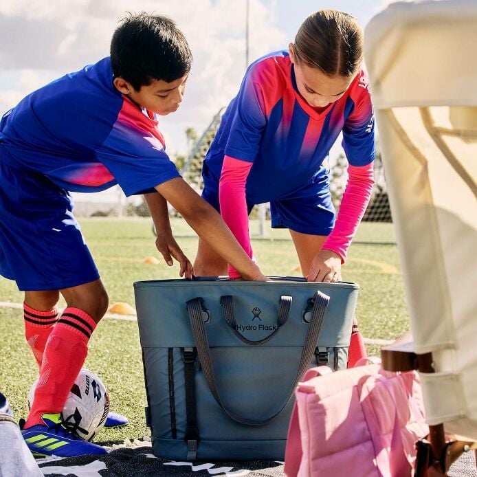 carryouttm-soft-cooler-tote-30-l-t6 hf_carryout_bouwer_d2_l2_parking_soccer_2454_1_1.jpg