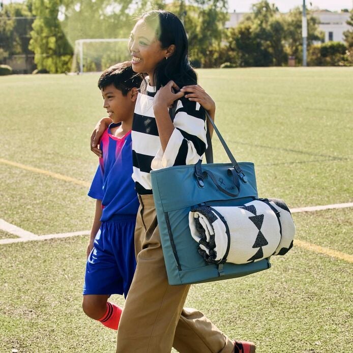 carryouttm-soft-cooler-tote-30-l-t6 hf_carryout_bouwer_d2_l2_parking_soccer_3406_1_1.jpg