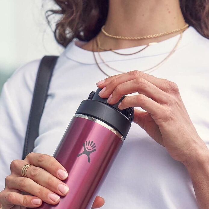 32-oz-lightweight-chug-cap-bottle-w6 hf_s26_lightweight_mcinnis_5123_1_8.jpg